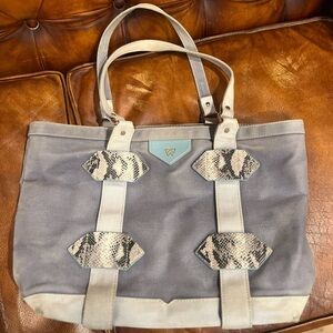 Kelly Wynne Grey tote in GUC